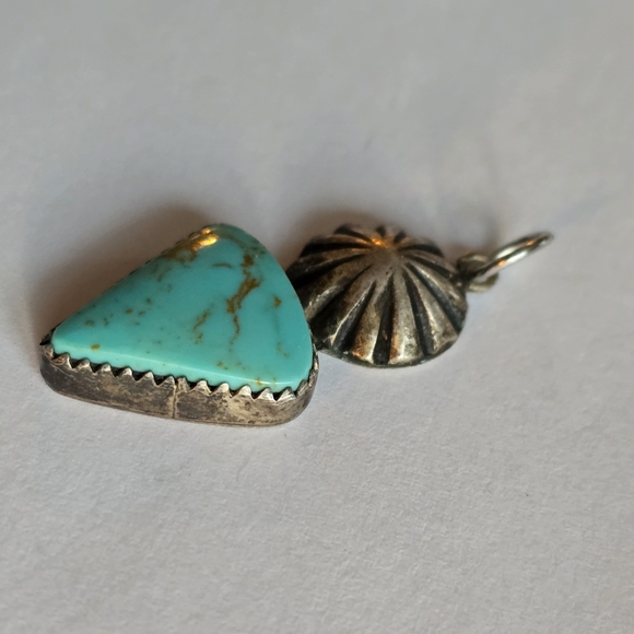 Vintage pendant charm Southwestern style concho silver tone turquoise color - Picture 9 of 10